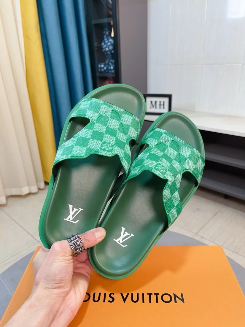 Men's shoes💰300🌹🌹【LV】Multi-color new men's slippers, original top-quality version, original special cowhide with pebbled embossing➕sheepskin on the inner and side, non-slip combination sole, more stable walking, more comfortable and lightweight, high-end and generous, size: 38~44